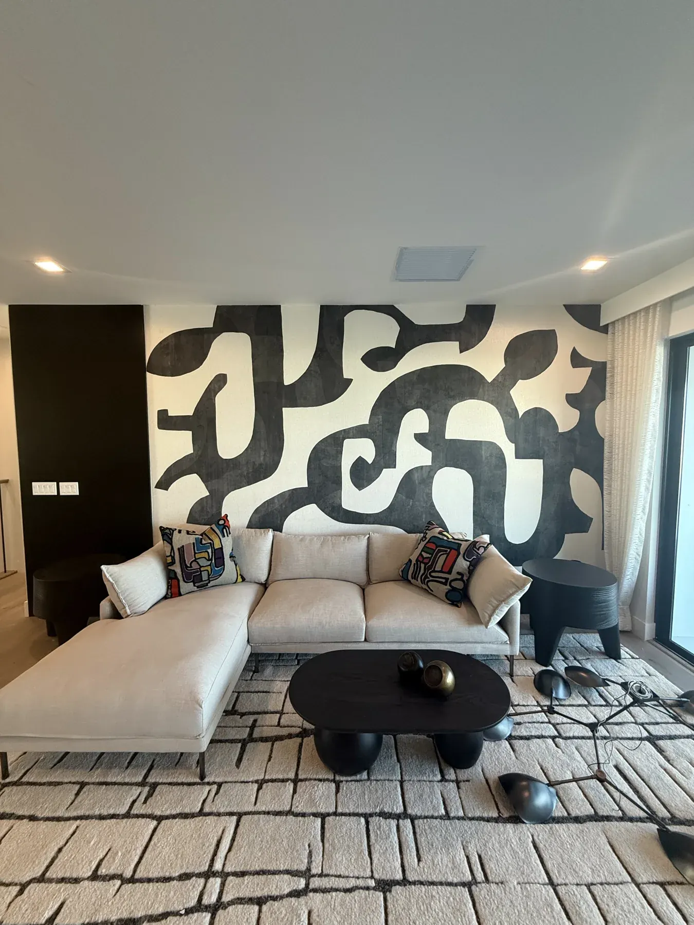 Feature wallcovering installation